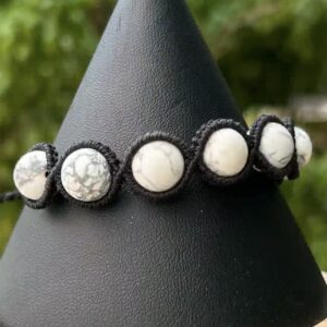 Vòng tay macrame kết hợp đá Howlite (MC-BRA-HOW-12)